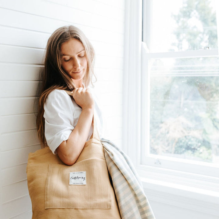 Earth Worthy Hauler Mini everyday tote bag in soft washed linen-look jute cotton canvas. Natural and durable with two pockets, 30cm handle. Ethically made from natural jute, this tote bag supports survivors of Rana Plaza and promotes sustainable, plastic-free shopping.