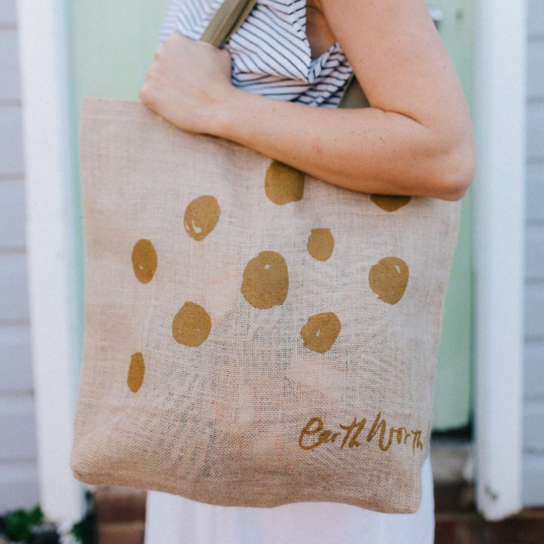 Ethically made from natural jute, this Earth Worthy Unity grocery bag supports survivors of Rana Plaza and promotes sustainable, plastic-free shopping.